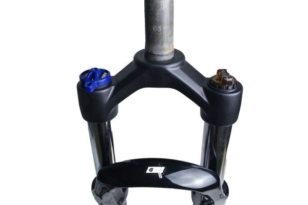 Вилка GRINZ ES 456 HLO 27,5"*1.1\8" ход 100мм, локаут гидравлический, предварительное сжатие, алюминиевая, черная\белая, 2,8кг